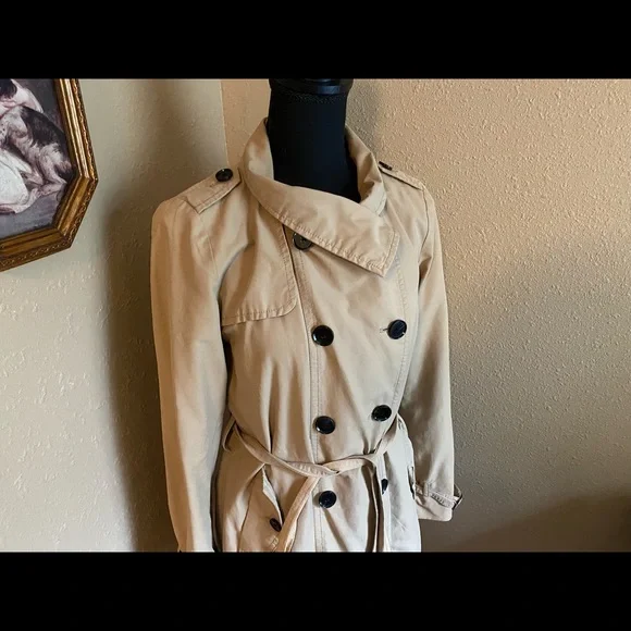 Tan Detective Style Gap Overcoat - Picture 2 of 4